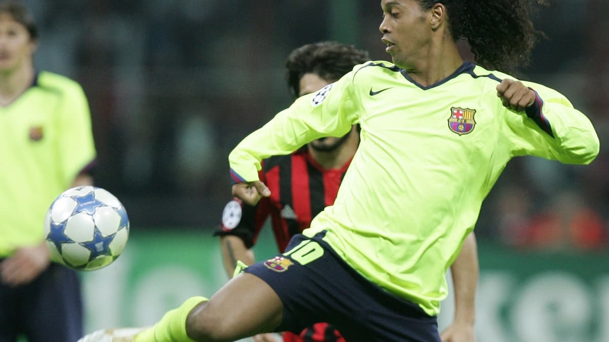 Ronaldinho dans ses œuvres avec Barcelone face au Milan AC en 2006