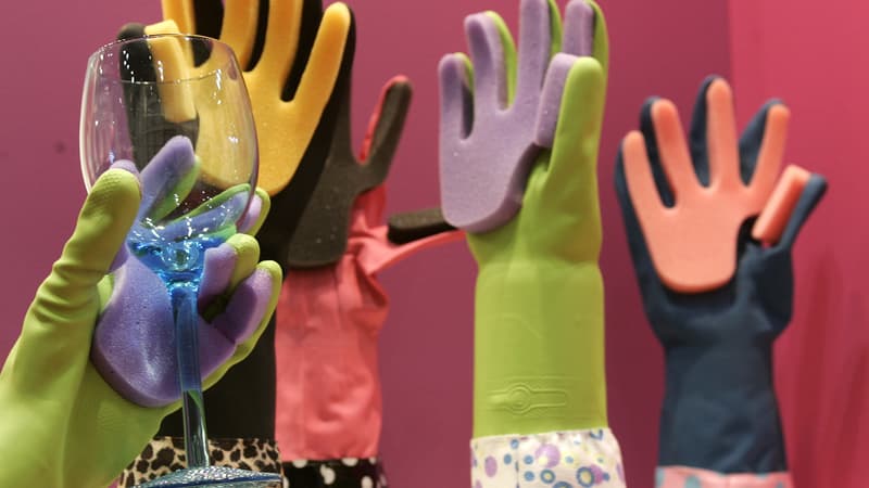 Des "gants-éponges" pour les adeptes de la vaisselle à la main