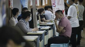 Des jeunes à la recherche d'un emploi lors d'un salon des métiers à Zhengzhou, le 25 juillet 2020 en Chine