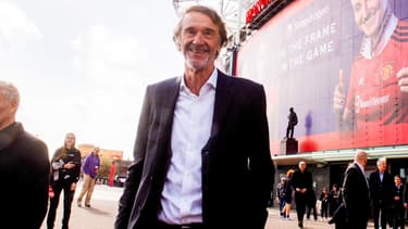Jim Ratcliffe devant Old Trafford en 2023