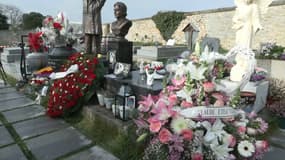 Tombe de Claude François à Dannemois (Essonne) où se sont recueilli les fans de l'artiste à l'occasion des 45 ans de sa mort.