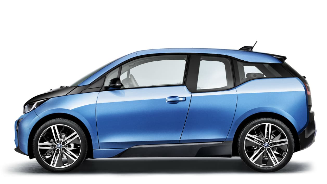 La i3 conserve son look atypique. Seule l’introduction d’une nouvelle teinte "Protonic Blue" matérialise l’arrivée de cette version 33Kwh. La i3 conserve son look atypique. Seule l’introduction d’une nouvelle teinte "Protonic Blue" matérialise l’arrivée de cette version 33Kwh.