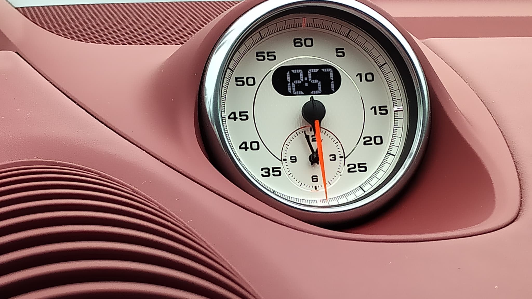 Ce Boxster dispose bien entendu du célèbre chronographe à aiguille de Porsche. Ce Boxster dispose bien entendu du célèbre chronographe à aiguille de Porsche.