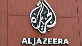 Le logo de la chaîne de télévision Al Jazeera à Sarajevo (Bosnie-Herzégovine) le 18 juillet 2025.