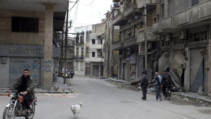 A Homs. La majorité des Français (61%) s'opposent à la livraison d'armes aux rebelles syriens qui pourraient selon eux tomber entre les mains de groupes islamistes radicaux, selon un sondage Ifop pour Atlantico. /Photo prise le 19 mars 2013/REUTERS/Yazan