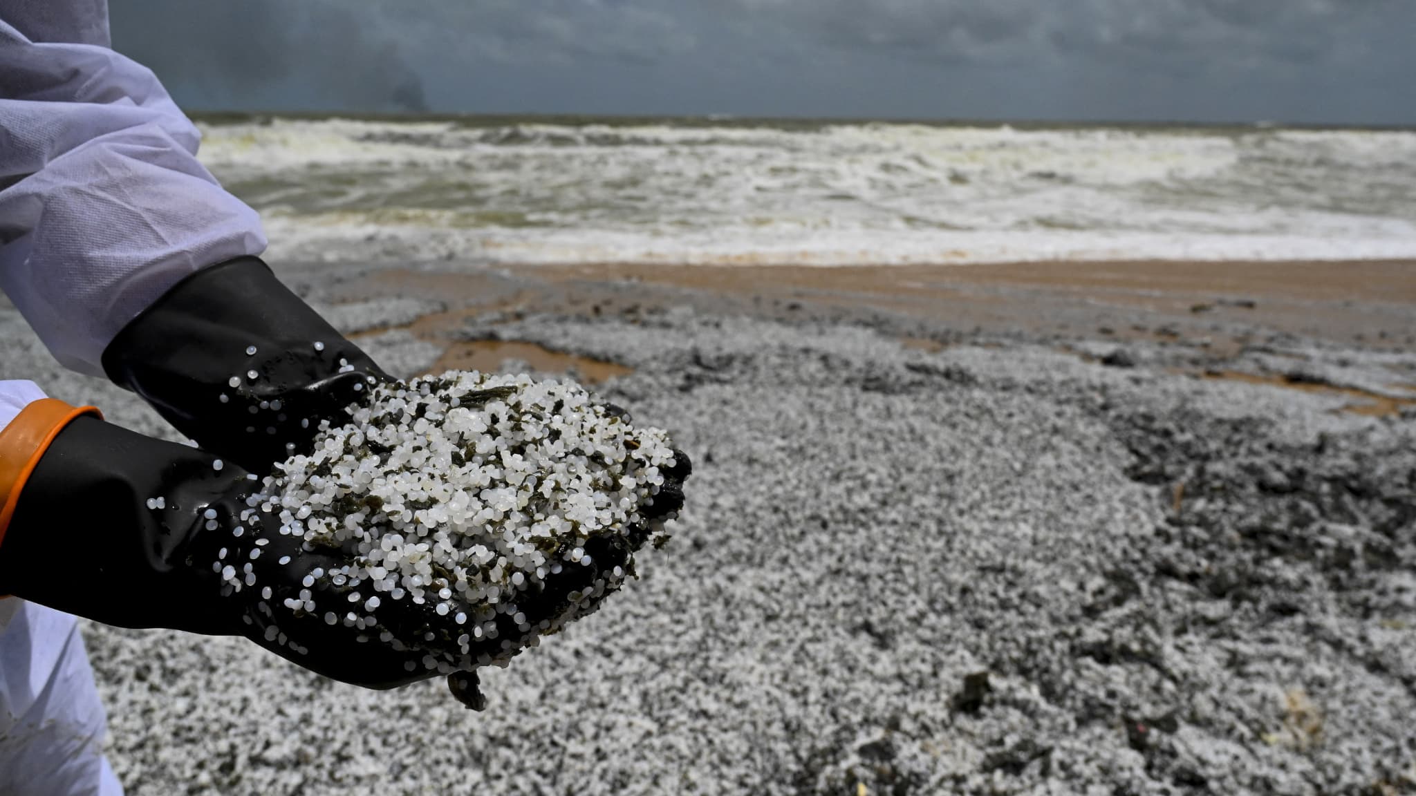 Déversement de pellets sur une plage à Colombo au Sri Lanka en mai 2021