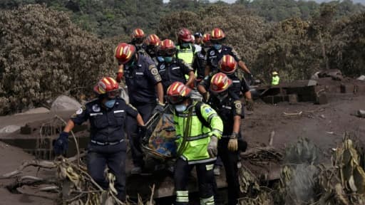 Les secouristes transportent le corps d'une victime dans le village de San Miguel Los Lotes le 7 juin 2018 Les secouristes transportent le corps d'une victime dans le village de San Miguel Los Lotes le 7 juin 2018