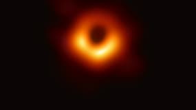 Le premier cliché d'un trou noir