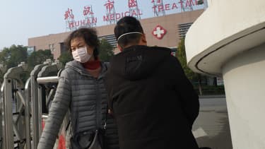 Patients à la sortie d'un hôpital de Wuhan