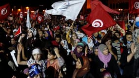 Au lendemain d'une manifestation de soutien au parti islamiste Ennahda au pouvoir ayant réuni plusieurs dizaines de milliers de personnes à Tunis (photo), un activiste islamiste a été tué dimanche par la police à Tunis et plusieurs autres ont été arrêtés
