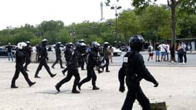 Des forces de l'ordre mobilisées à proximité de l'Arc de Triomphe, samedi 24 juillet 2021, lors des mobilisations contre le pass sanitaire
