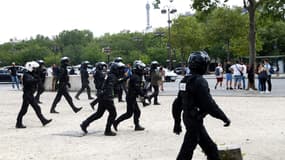 Des forces de l'ordre mobilisées à proximité de l'Arc de Triomphe, samedi 24 juillet 2021, lors des mobilisations contre le pass sanitaire