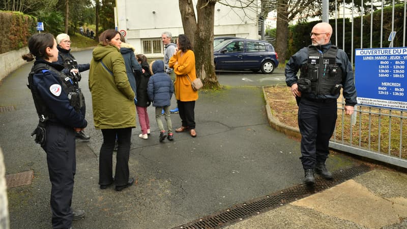 Des policiers près du collège et lycée Saint-Thomas d'Aquin à Saint-Jean-de-Luz.