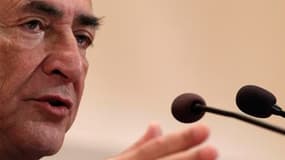 Selon un sondage LH2 pour Le Nouvel Observateur, près de six Français sur dix (58%) pensent que Dominique Strauss-Kahn sera candidat à la primaire présidentielle du Parti socialiste. /Photo prise le 8 décembre 2010/REUTERS/Denis Balibouse