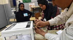 Photo prise lors du dépouillement dans un bureau de vote au soir des élections législatives du 4 mai 2017 à Alger