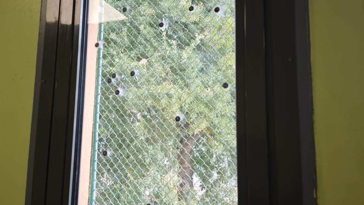 Les impacts de plombs découverts sur les fenêtres du collège Stéphane-Mallarmé, dans le 13e arrondissement de Marseille, le mardi 24 septembre 2024.
