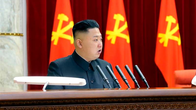 Le dirigeant nord-coréen Kim Jong-un a déclaré dans un discours prononcé dimanche et rendu public mardi que l'arsenal nucléaire de la Corée du Nord était le socle de l'indépendance et de la prospérité du pays. /Photo prise le 31 mars 2013/REUTERS/KCNA