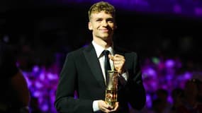 Léon Marchand avec la flamme olympique, le 11 août 2024 à Paris