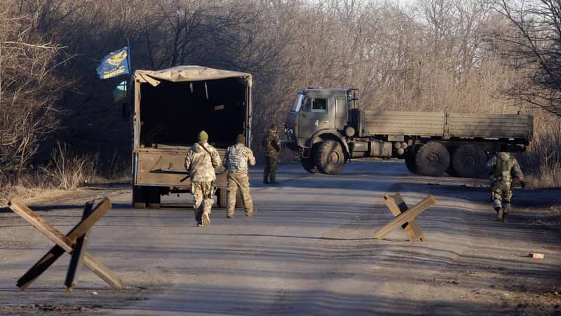 Des soldats pro-russes remettent les corps de soldats ukrainiens tués près de Gorlivka (février 2015)