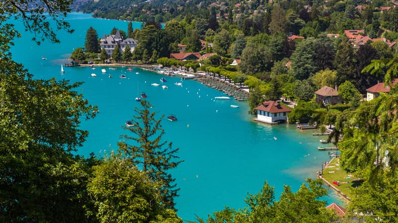 La ville d'Annecy décide de faire payer l'accès à l'une de ses plages dès cet été, l'opposition dénonce une mesure favorisant "l'entre-soi"
