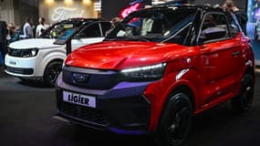 Cette photographie montre les mini-voitures sans permis du constructeur français Ligier exposées au Mondial de l'Automobile de Paris à Porte de Versailles à Paris le 16 octobre 2024. 