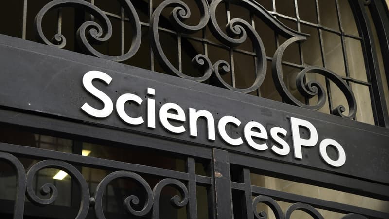 Le logo de la prestigieuse université française Sciences Po représenté au-dessus de l'entrée principale de l'université, le 18 avril 2018 à Paris. (Photo d'illustration)