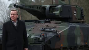 Boris Pistorius, ministre allemand de la Défense, lors d'une visite du constructeur de chars Rheinmetall.