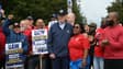 Joe Biden sur un piquet de greve des salariés américaine de l'automobile devant une usine General Motors à Belleville (Michigan) le 26 septembre 2023