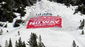 L'action anti-migrants de Génération identitaire dans les Alpes