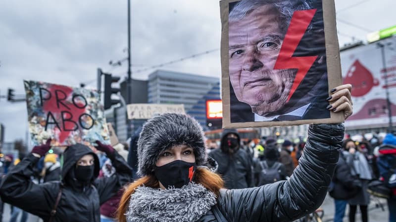 Une manifestante tenant une pancarte avec le visage de Jarsolaw Kaczynski lors d'un rassemblement du 28 novembre 2020. (Photo d'illustration)