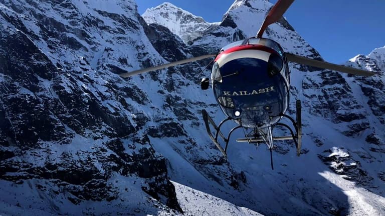 Un hélicoptère participant aux recherches de trois alpinistes français disparus dans l'Himalaya, le 1er novembre 2021 à Ama Dablam