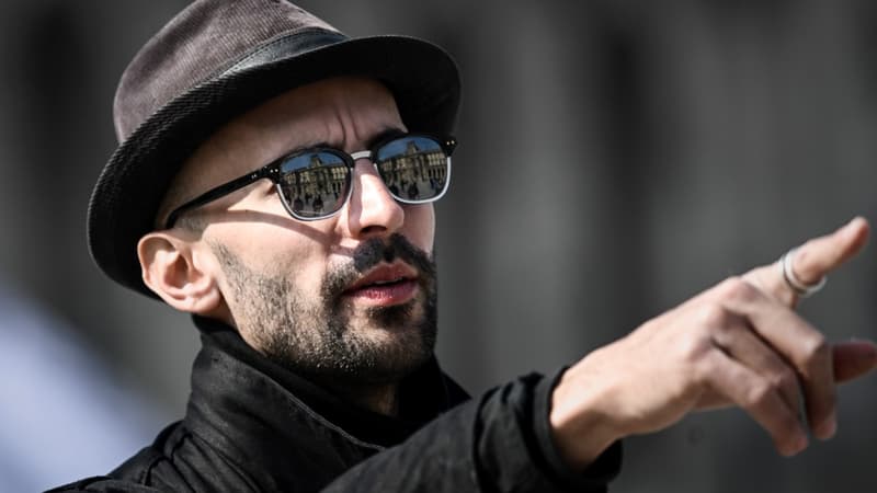 Le photographe JR lors de la préparation de son installation dans la cour du Louvre à Paris, le 28 mars 2019