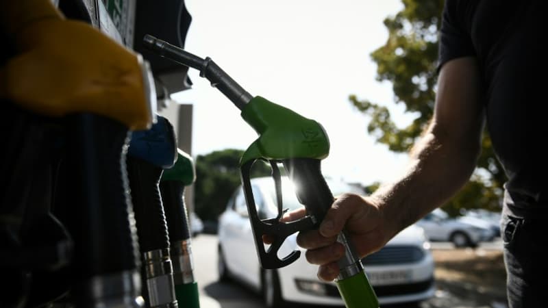 Etats-Unis: le prix de l'essence à la pompe repasse sous la barre des 4 dollars