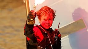 Le jeune Tom Goron, 12 ans, célèbre son record de traversée de la Manche en solitaire en Optimist le 27 juin 2018 à  Cherbourg-Octeville (Manche)