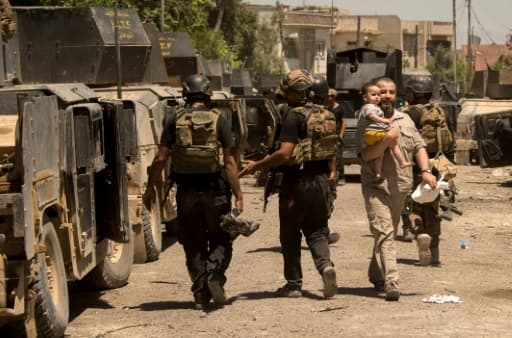 Des soldats des forces irakiennes prennent position dans un quartier de Mossoul-Ouest lors de leur offensive contre les jihadistes de l'EI, le 17 mai 2017