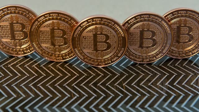 Le Conseil d’État a allégé les modalités d’imposition 
des gains tirés de la cession de bitcoins par des particuliers .
