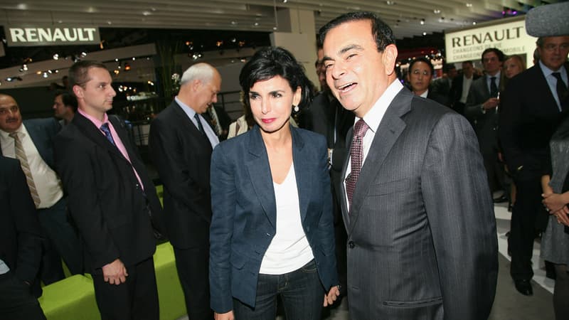 Rachida Dati et Carlos Ghosn assistent à la présentation par Renault de la voiture officielle du Festival de Cannes, « Latitude », lors du Mondial de l'automobile 2010 au Parc des Expositions de la Porte de Versailles, le 30 septembre 2010 à Paris, en France. 