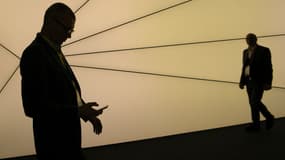 Un homme consulte son smartphone à Barcelone, en février 2018.