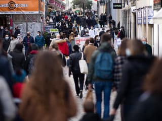 Des passants dans la rue à Nantes en février 2021. (photo d'illustration)
