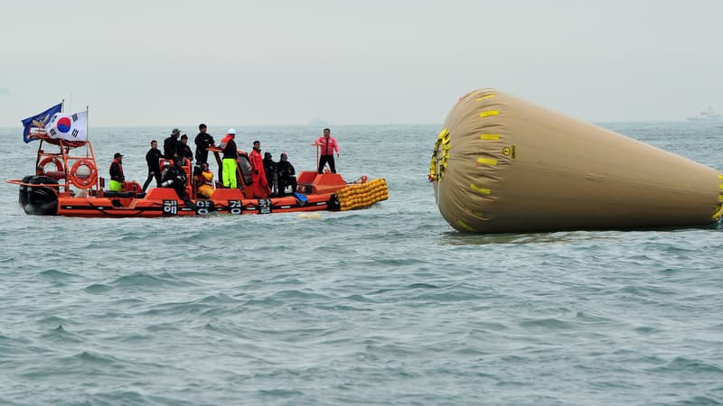 Les sauveteurs ont installé une bouée de repère, le 18 avril, pour localiser l'épave du ferry, désormais totalement submergé.