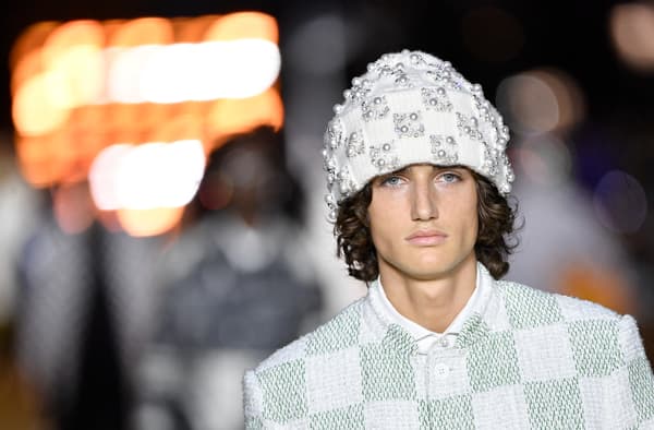 Sacs, chaussons, casquettes les 8 accessoires incontournables du show Louis  Vuitton