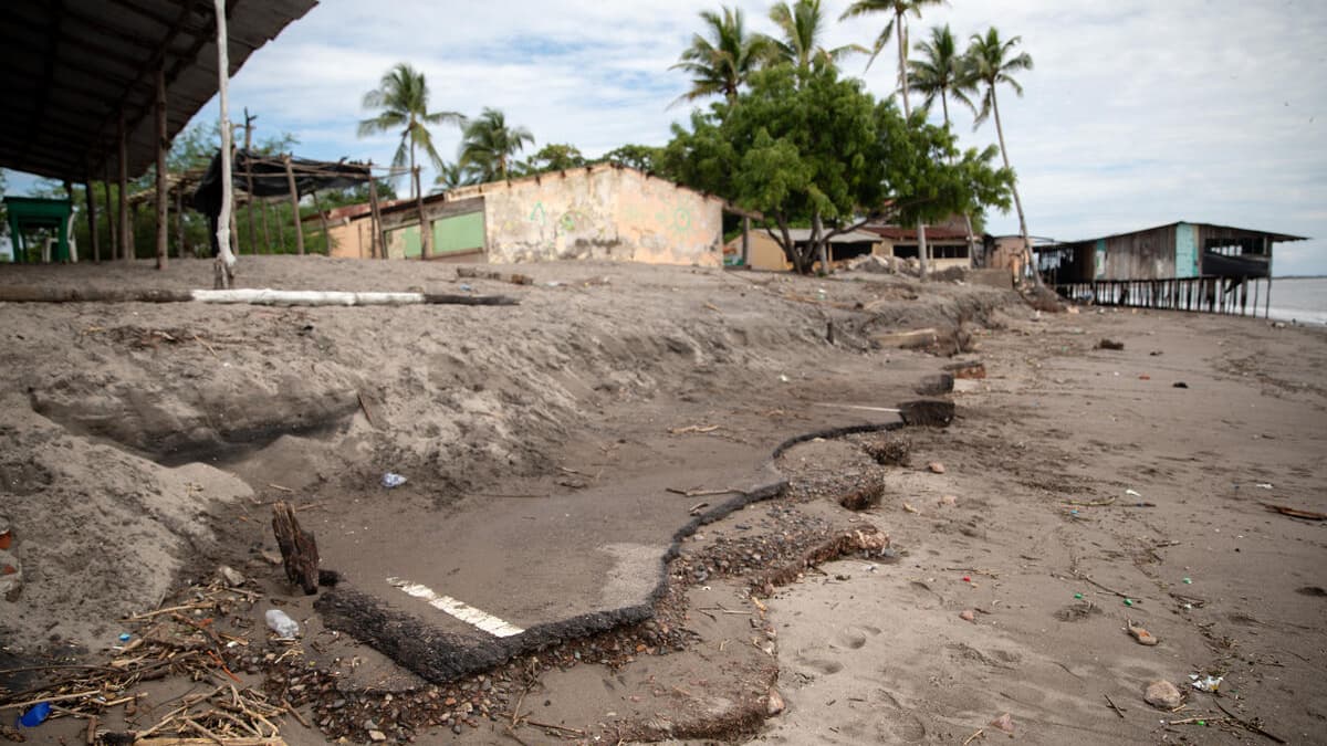 La mer empiète sur les rues de Cedeño, en Honduras, engloutissant chaque année une partie plus importante de la ville, le 27 septembre 2024.