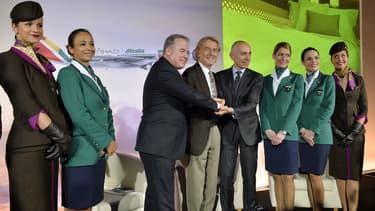 Au centre de l'image, James Hogan ( à gauche) serre la main à Luca Cordero di Montezemolo, président d'Alitalia.