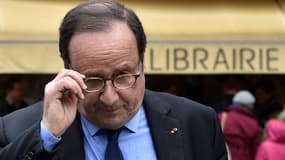 François Hollande après une séance de dédicaces de son livre "Les Leçons du pouvoir" le 14 avril à Tulle