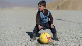 Murtaza Ahmadi, cinq ans, a ému internet avec son maillot de Messi en plastique.