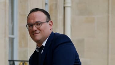 Le ministre des Solidarités, de l'Autonomie et des Personnes handicapées Damien Abad arrive à l'Elysée le 23 mai 2022 à Paris pour le premier conseil des ministres du nouveau gouvernement 