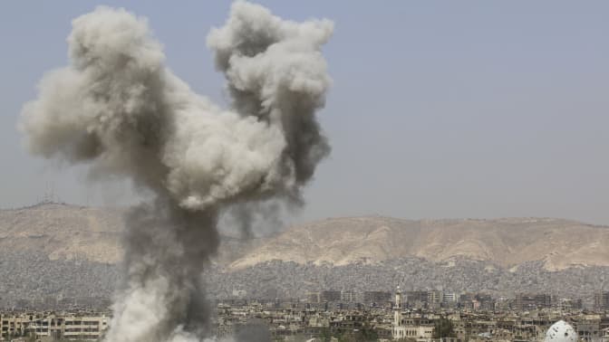 Fumée après une attaque aérienne dans le quartier de Jobar à l'est de Damas en Syrie, le 29 avril 2015.