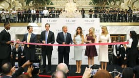 Donald Trump, son épouse, et ses enfants, inaugurent le nouvel hôtel Trump à Washington, le 26 octobre. 