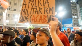 Des manifestants à São Paulo pour protester contre la hausse des violences policières dans cet État du Brésil le 5 décembre 2024, après qu'un homme a été jeté par-dessus d'un pont par un agent de la police militaire.