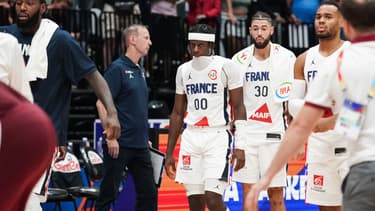 L'équipe de France de basket abattue après sa défaite contre la Lettonie, le 27 août 2023.